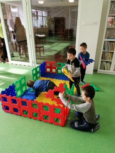 deti stavajú domček