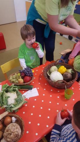 ovocie a zelenina v košíku